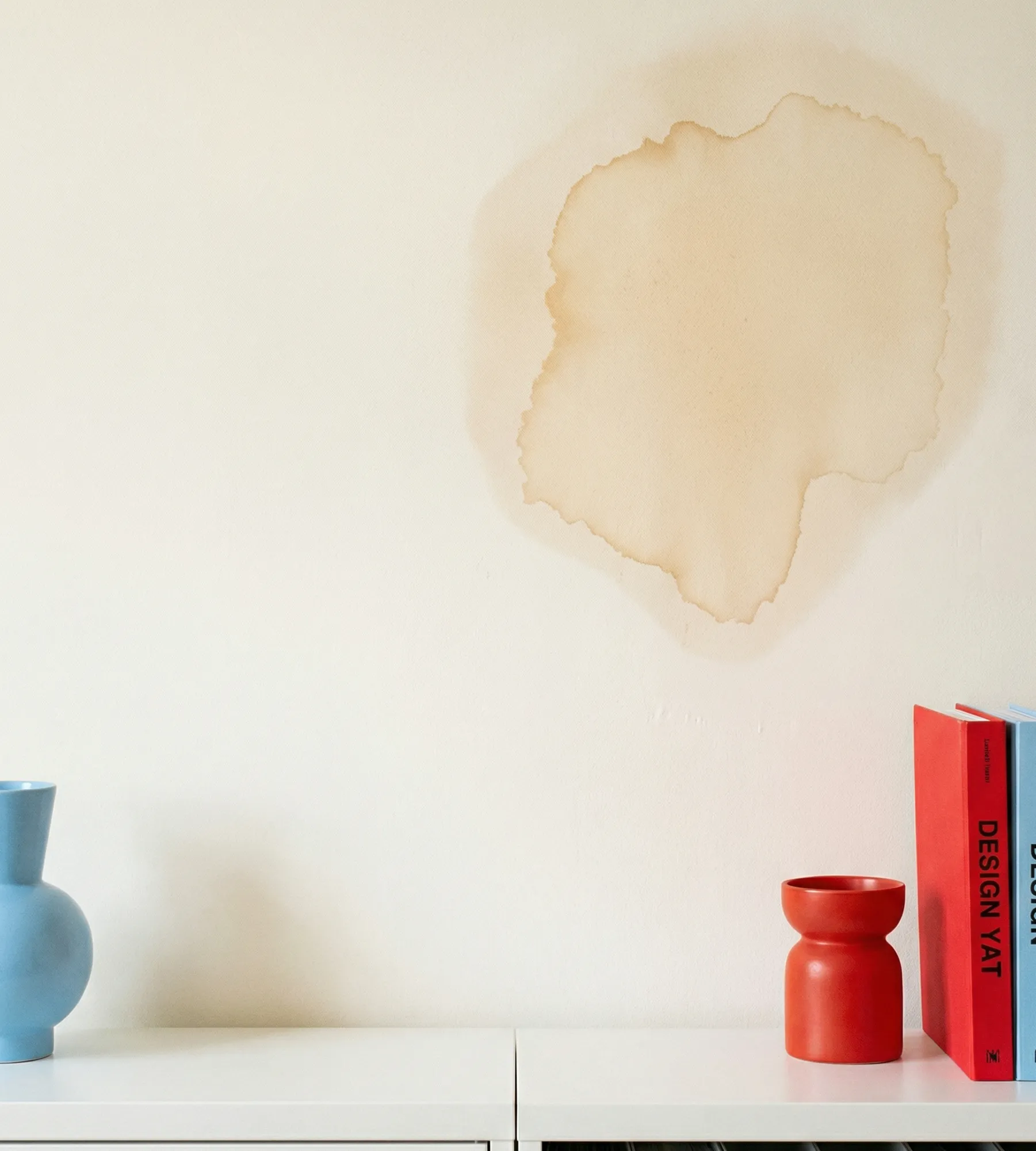 Pared con humedad por filtración en Ecuador